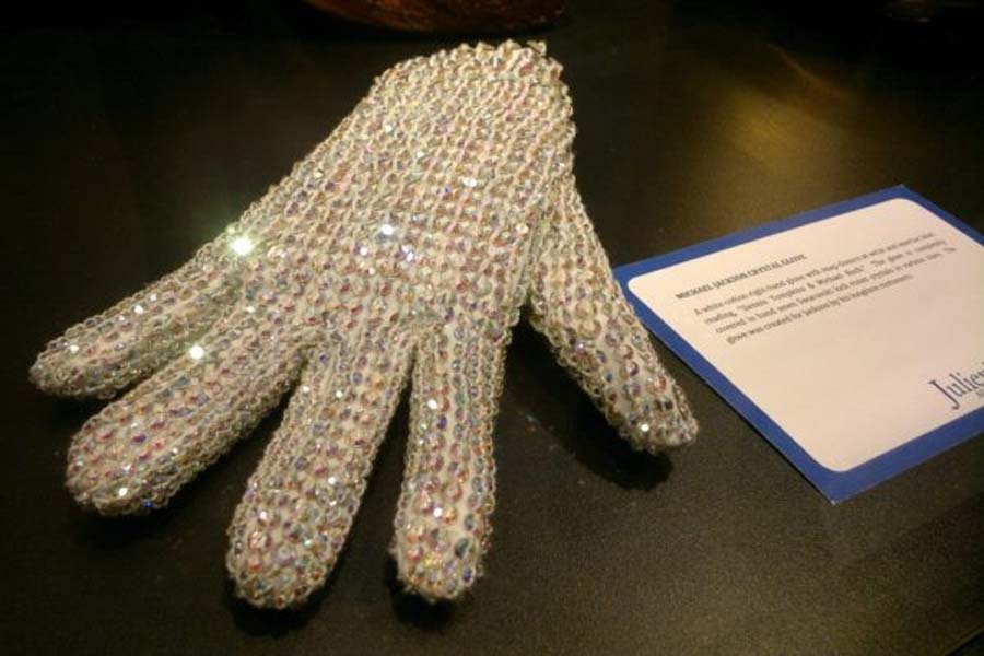 Michael Jackson: luvas apreendidas vão pagar vacinas na Guiné - News Rondônia