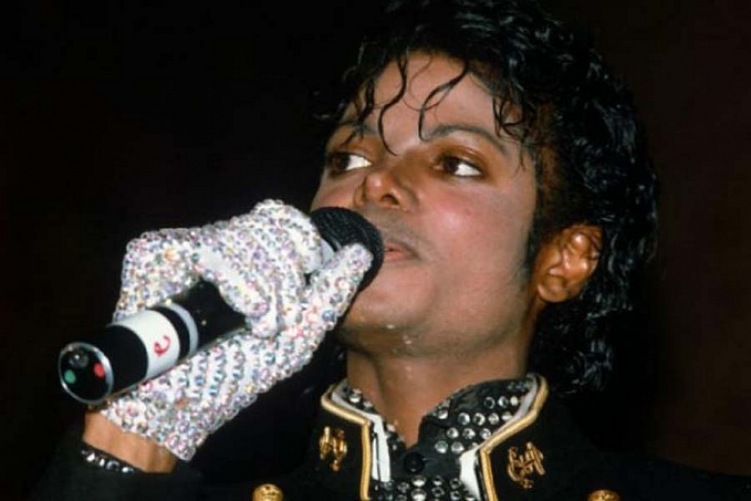 Michael Jackson: luvas apreendidas vão pagar vacinas na Guiné - News Rondônia