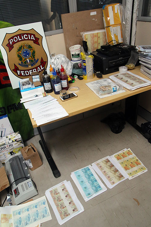 PF DESMANTELA FÁBRICA DE NOTAS FALSAS EM SÃO JOÃO NEPOMUCENO - News Rondônia