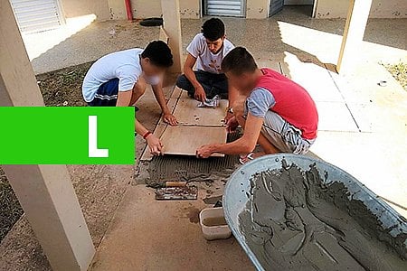 SOCIOEDUCANDOS CONCLUEM ETAPA DE CURSOS DE PROFISSIONALIZAÇÃO NA ÁREA DE PEDREIRO DE REVESTIMENTO EM JI-PARANÁ - News Rondônia