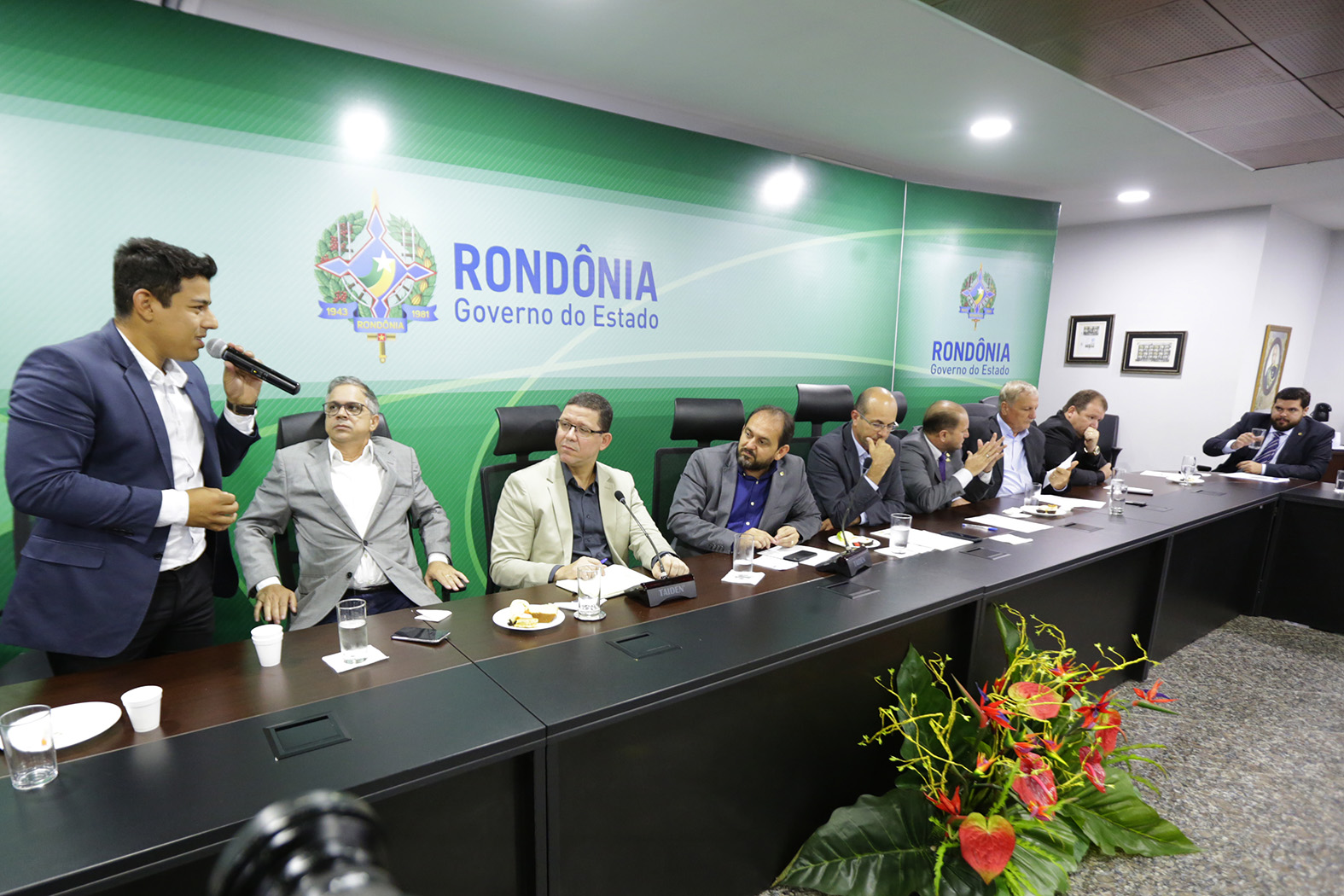 ESTRADAS, REGULARIZAÇÃO FUNDIÁRIA E SAÚDE SÃO DEBATIDOS EM ENCONTRO ENTRE DEPUTADOS E GOVERNADOR - News Rondônia