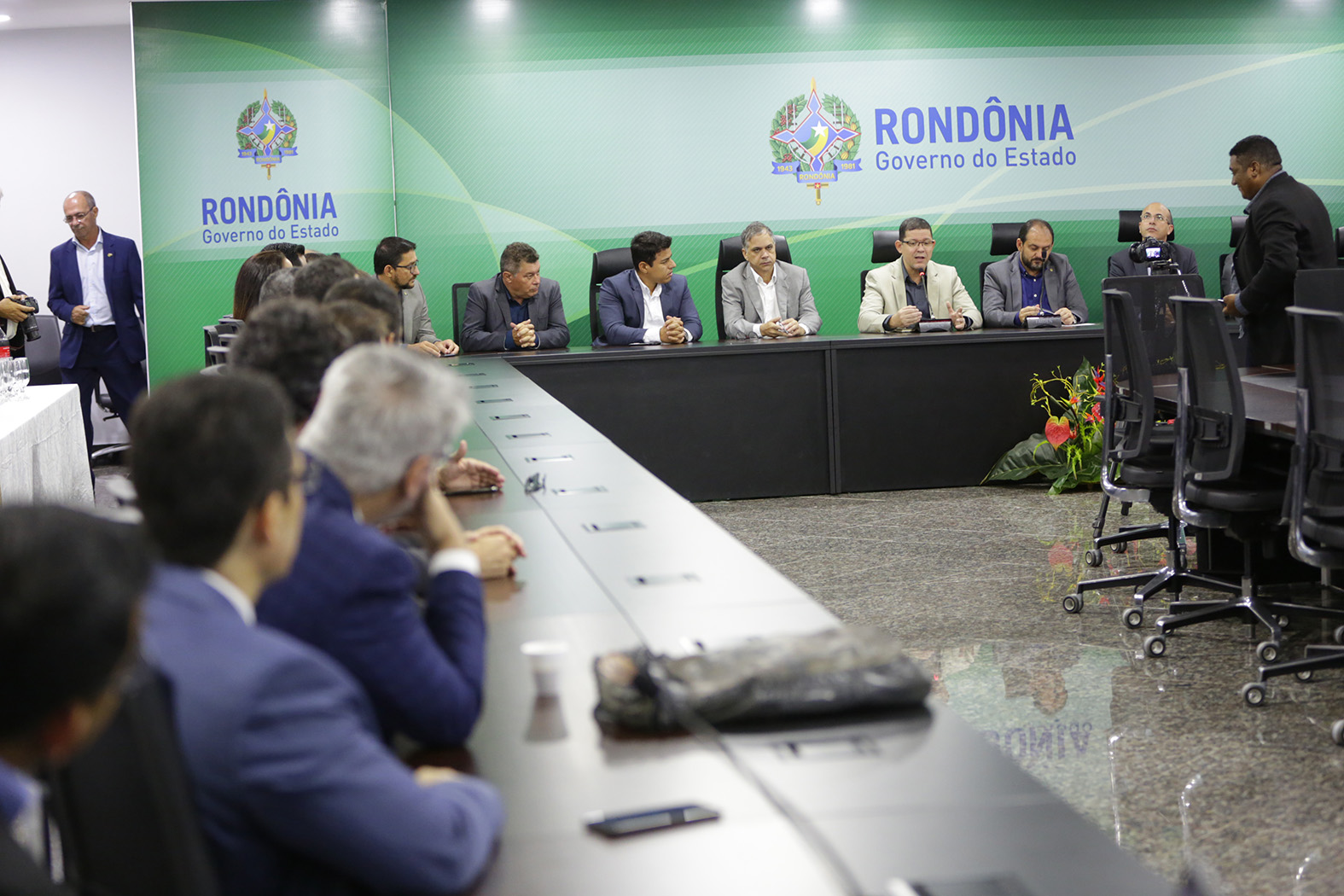 ESTRADAS, REGULARIZAÇÃO FUNDIÁRIA E SAÚDE SÃO DEBATIDOS EM ENCONTRO ENTRE DEPUTADOS E GOVERNADOR - News Rondônia