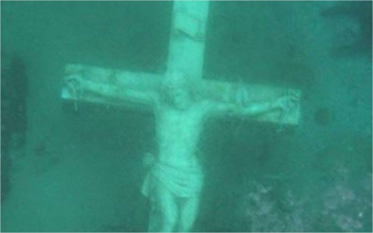CENTENAS DE PESSOAS ESTÃO MERGULHANDO EM LAGO GELADO PARA VER IMAGEM MISTERIOSA DE JESUS - News Rondônia