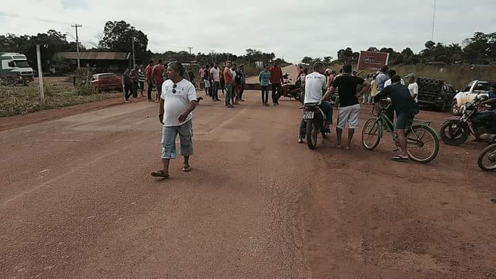 MORADORES BLOQUEIAM A BR-364 SENTIDO ACRE PARA REIVINDICAR MELHORIAS - News Rondônia