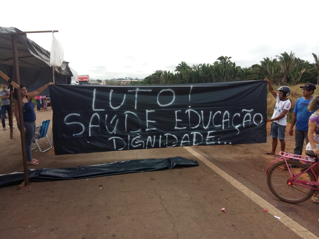 MORADORES BLOQUEIAM A BR-364 SENTIDO ACRE PARA REIVINDICAR MELHORIAS - News Rondônia