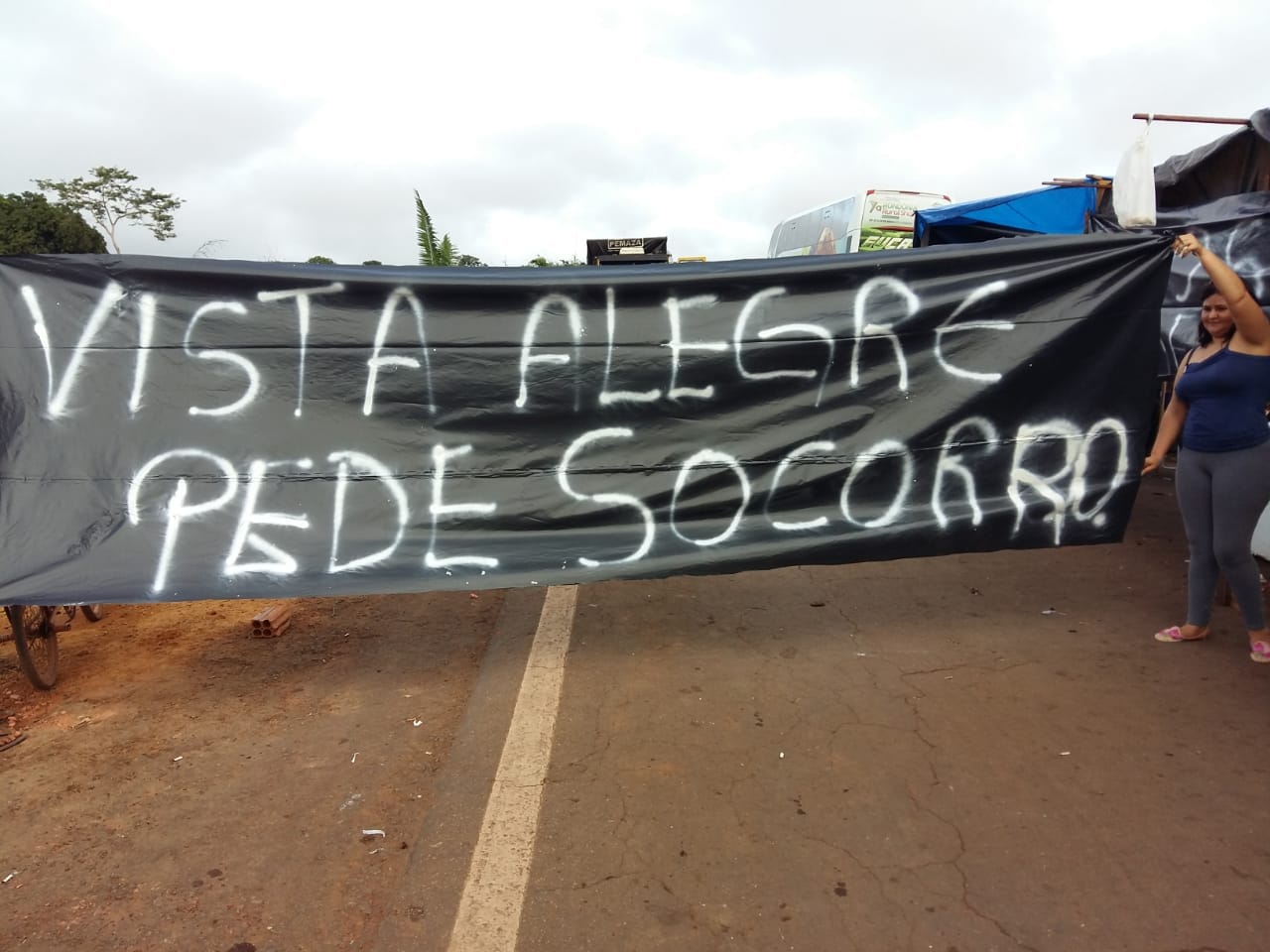 MORADORES BLOQUEIAM A BR-364 SENTIDO ACRE PARA REIVINDICAR MELHORIAS - News Rondônia
