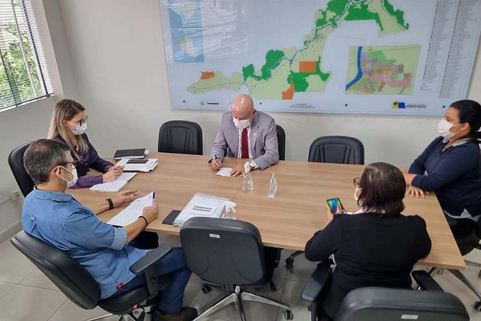 Vereador Aleks Palitot tem reunião com secretária da SEMED sobre 30% do piso salarial dos professores municipais - News Rondônia