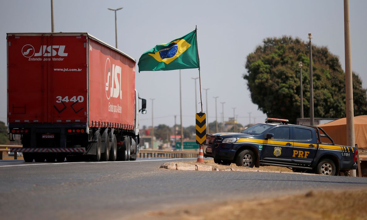 PRF libera 35 pontos de bloqueio de caminhoneiros - News Rondônia