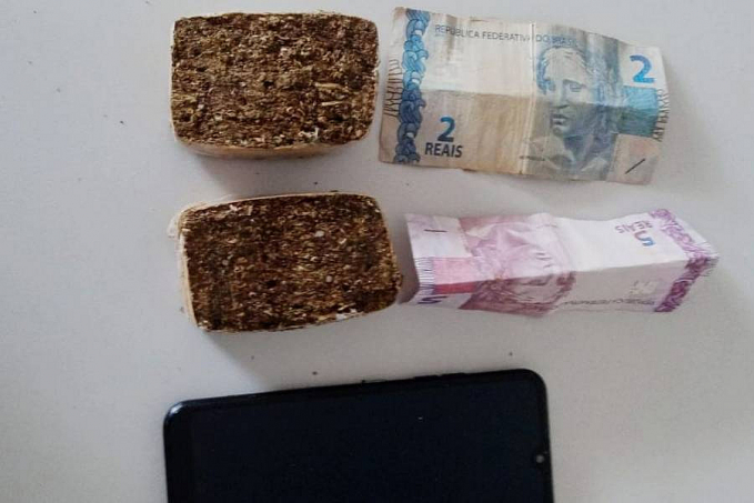 Rapaz fica nervoso com presença de policiais militares e acaba confessando que vende drogas através do WhatsApp - News Rondônia