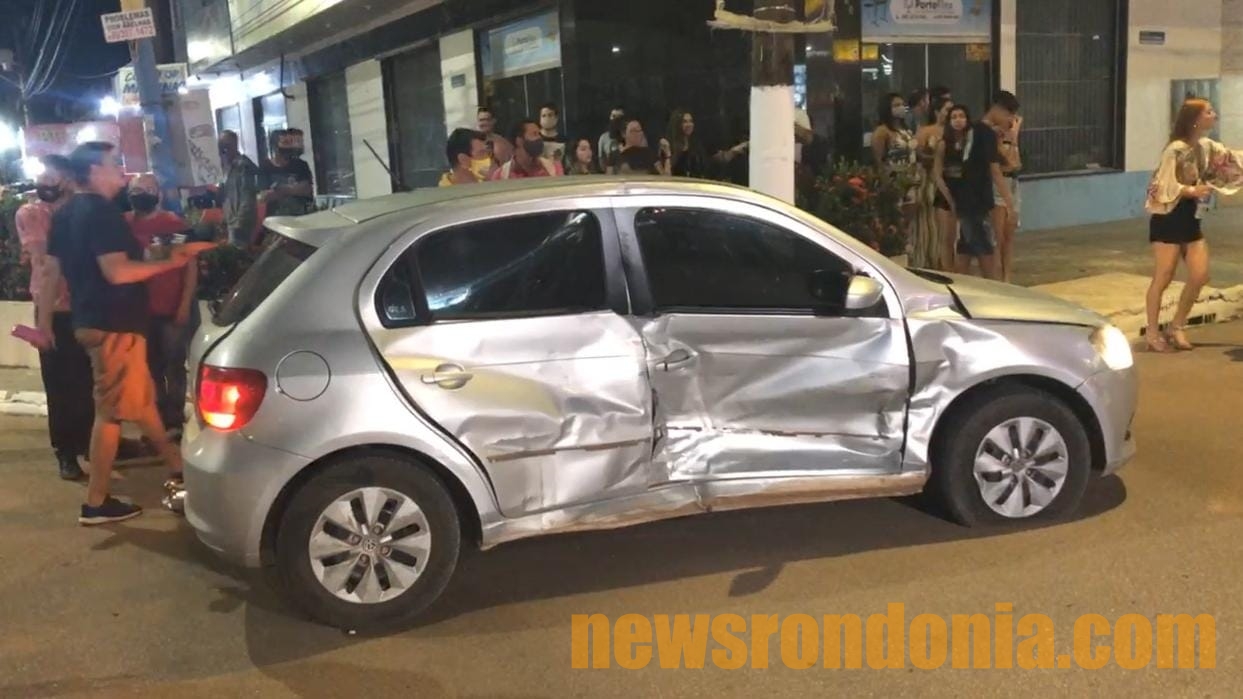 Grave acidente entre carros em cruzamento na Avenida Jorge Teixeira deixa passageira lesionada - News Rondônia