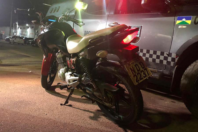 Apenado de tornozeleira eletrônica sofre queda com moto roubada e acaba preso - News Rondônia