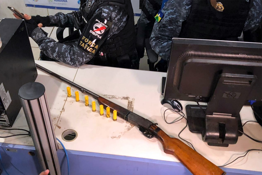 ZONA RURAL - Polícia recebe denúncia e prende mulher com espingarda - News Rondônia