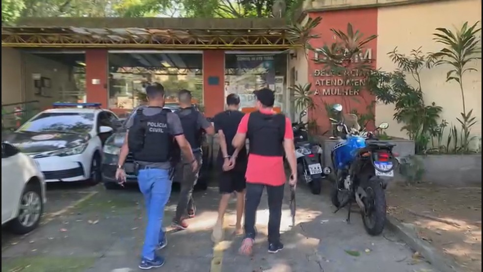 Homem é preso em flagrante suspeito de agredir e queimar namorada com frigideira quente em Jacarepaguá - News Rondônia