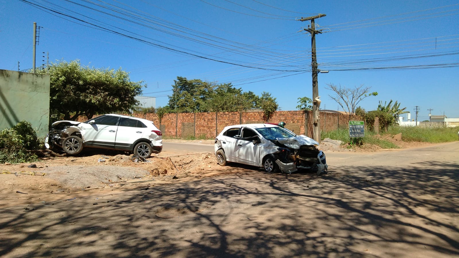 LESIONADOS: Após acidente entre carros em cruzamento, casal fica lesionado no bairro Lagoa - News Rondônia