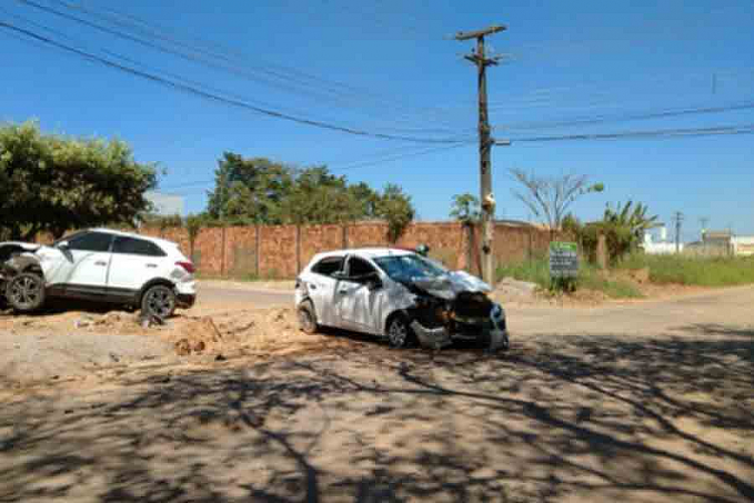 LESIONADOS: Após acidente entre carros em cruzamento, casal fica lesionado no bairro Lagoa - News Rondônia