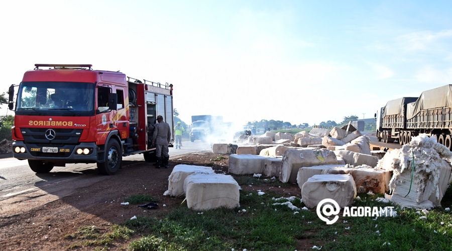 Parte traseira de bitrem tomba e carga é parcialmente queimada na BR-163/364 - News Rondônia