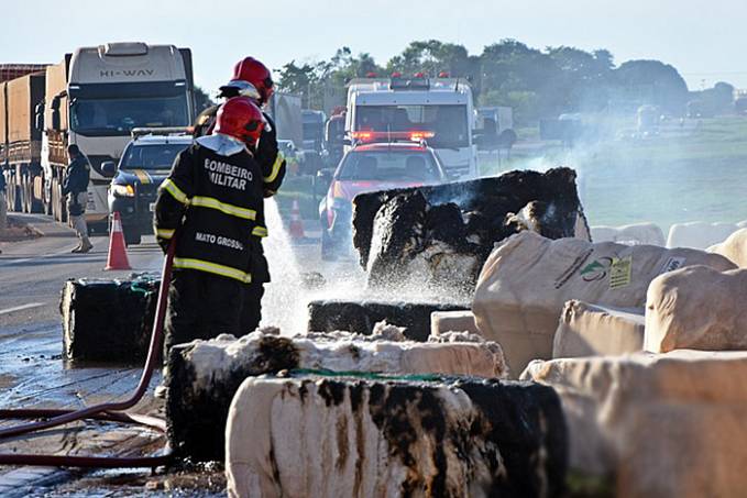 Parte traseira de bitrem tomba e carga é parcialmente queimada na BR-163/364 - News Rondônia