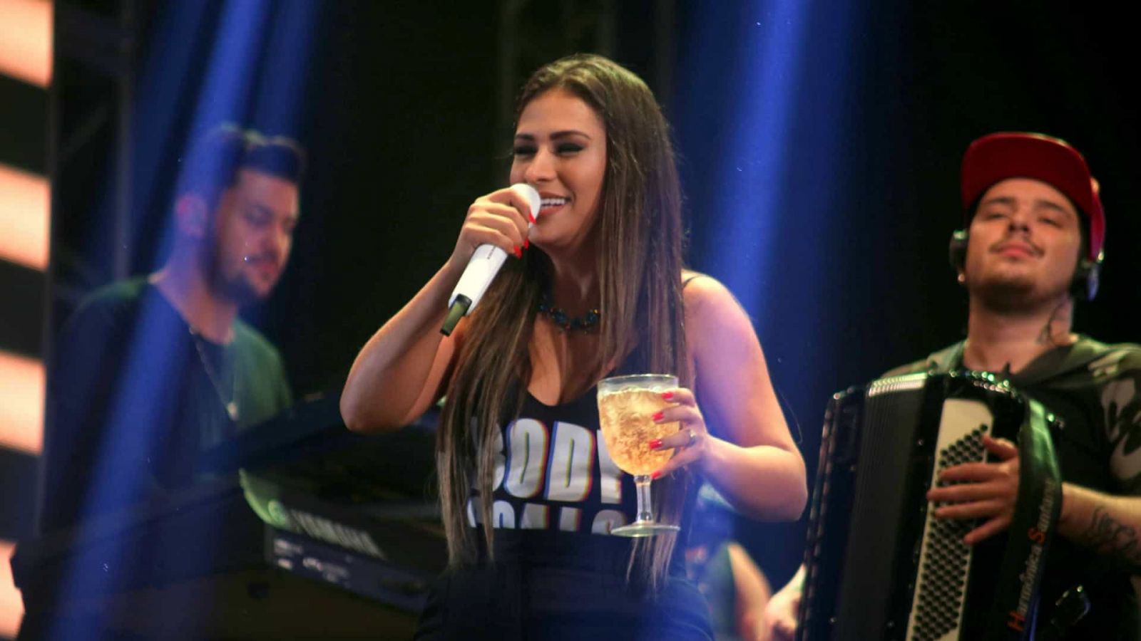 ALFINETOU: 'ALÔ BOCA ROSA', GRITA SIMONE AO CANTAR MÚSICA SOBRE TRAIÇÃO DE AMIGAS - News Rondônia