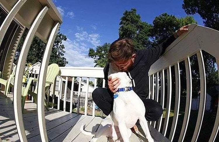 UM HOMEM PUBLICA UMA FOTO COM O SEU CÃO; A POLÍCIA VÊ E CORRE PARA A CASA DELE - News Rondônia