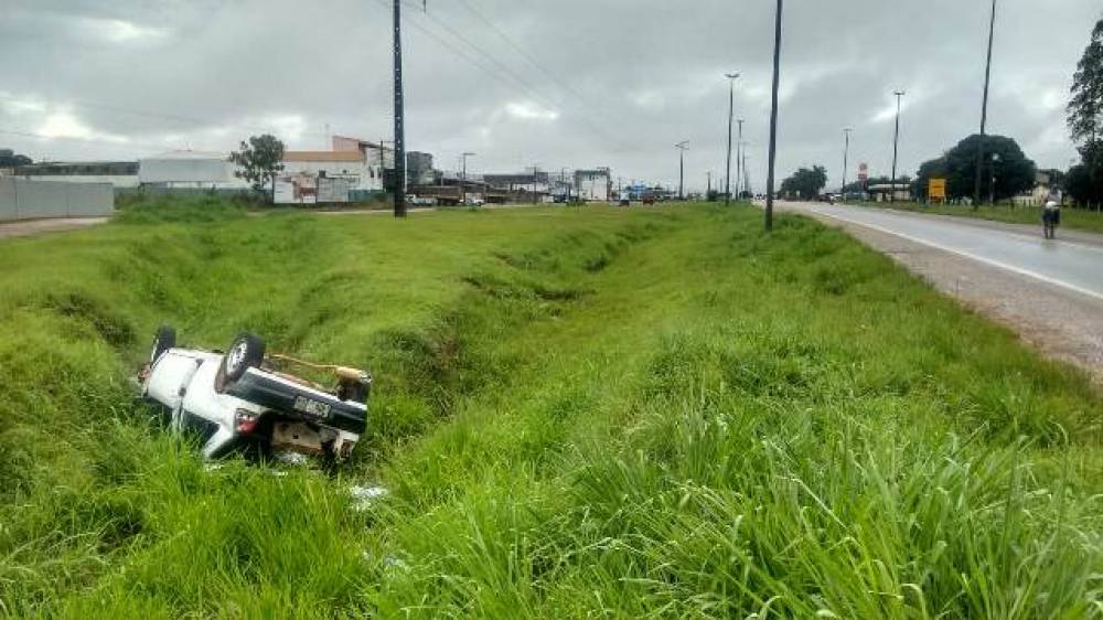 VILHENA: DEPOIS DE CAPOTAR VÁRIAS VEZES NA BR 364, MOTORISTA ABANDONA CARRO E FOGE A PÉ COM LITRO DE CACHAÇA - News Rondônia