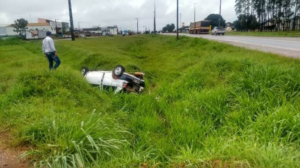 VILHENA: DEPOIS DE CAPOTAR VÁRIAS VEZES NA BR 364, MOTORISTA ABANDONA CARRO E FOGE A PÉ COM LITRO DE CACHAÇA - News Rondônia