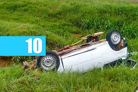 VILHENA: DEPOIS DE CAPOTAR VÁRIAS VEZES NA BR 364, MOTORISTA ABANDONA CARRO E FOGE A PÉ COM LITRO DE CACHAÇA - News Rondônia