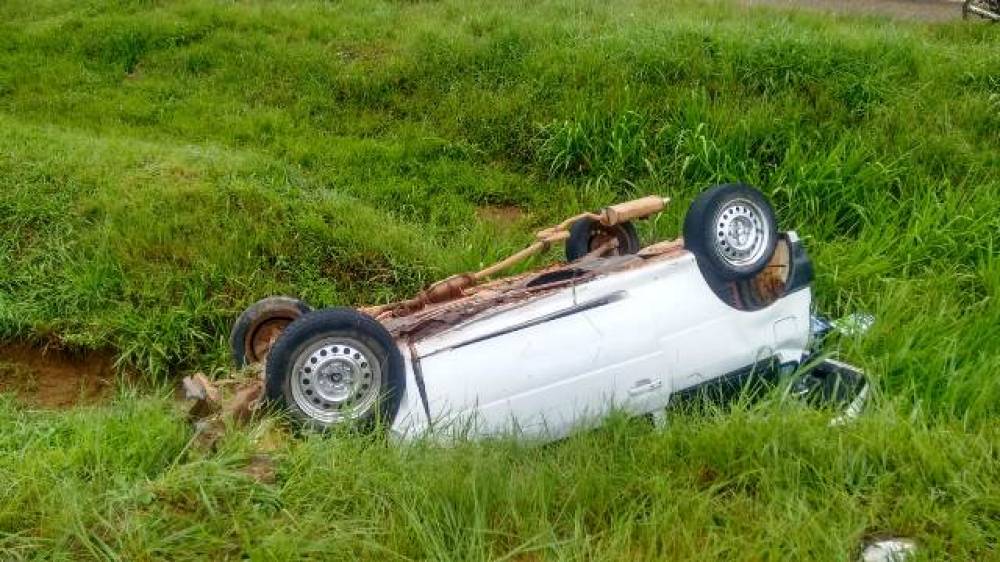 VILHENA: DEPOIS DE CAPOTAR VÁRIAS VEZES NA BR 364, MOTORISTA ABANDONA CARRO E FOGE A PÉ COM LITRO DE CACHAÇA - News Rondônia