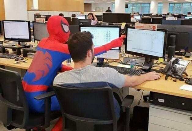 BANCÁRIO VAI VESTIDO DE HOMEM-ARANHA EM SEU ÚLTIMO DIA DE TRABALHO; VEJA VÍDEO - News Rondônia
