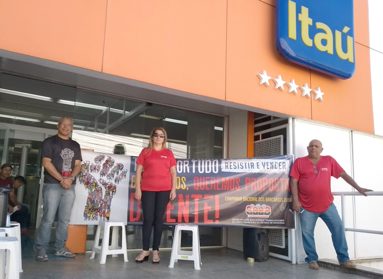 BANCÁRIOS DE RONDÔNIA FECHAM AGÊNCIA DO ITAÚ NA SEMANA DE LUTA POR UMA PROPOSTA DECENTE DOS BANCOS - News Rondônia