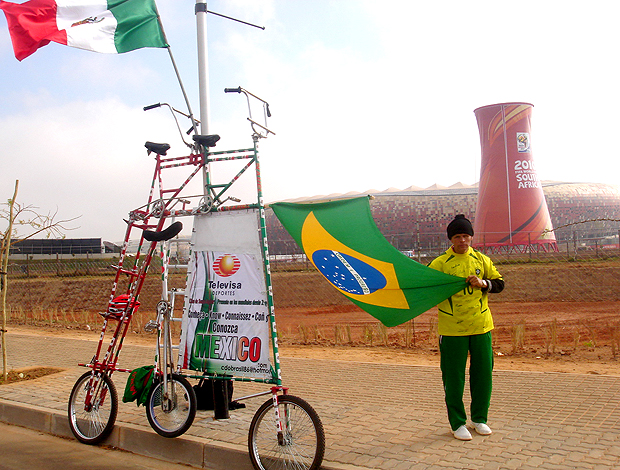 COM MAIOR BICICLETA DO MUNDO, BRASILEIRO FAZ SUCESSO NA RÚSSIA - News Rondônia