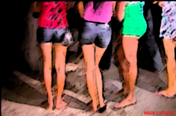 REVOLTADAS, TRAVESTIS ESPANCAM HOMEM NA AVENIDA RIO MADEIRA - News Rondônia