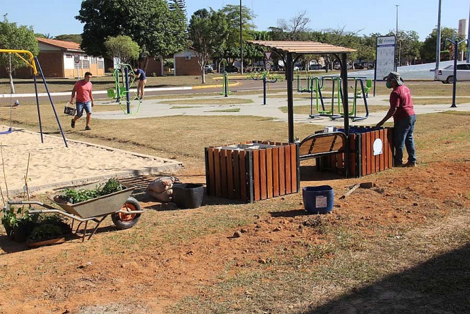 Praças são recuperadas em Vilhena através de trabalho da Secretaria Municipal de Esportes - News Rondônia