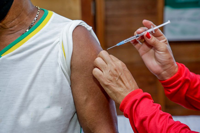 Extrativistas da Resex do Rio Cautário com mais de 60 anos recebem a primeira dose da vacina contra a covid-19 - News Rondônia