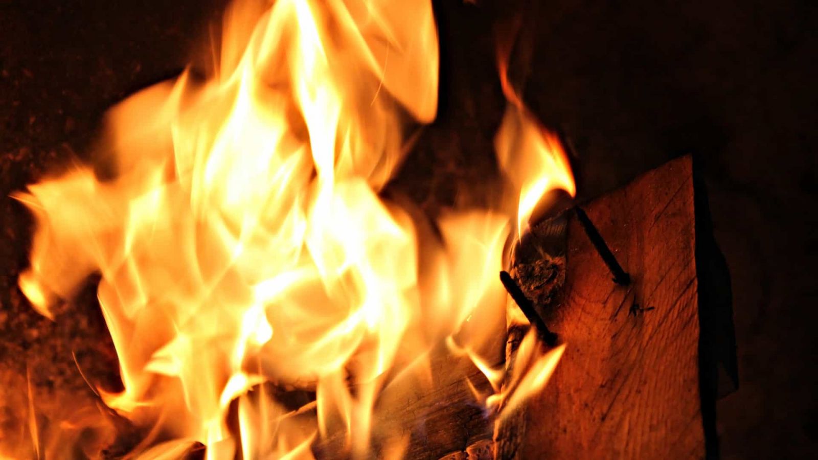 SOZINHA EM CASA, CRIANÇA É VÍTIMA DE INCÊNDIO E TEM CORPO QUEIMADO - News Rondônia