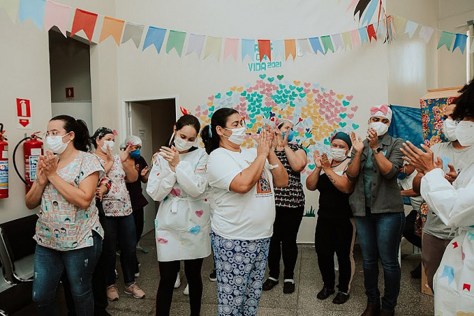 Emoção e alegria: pacientes da Central Covid-19 de Vilhena ganham momento de descontração com profissionais de saúde - News Rondônia