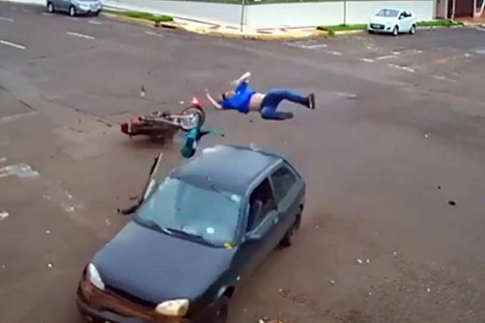 CHOCANTE: Grave colisão faz motoqueiro voar - VEJA VÍDEO - News Rondônia