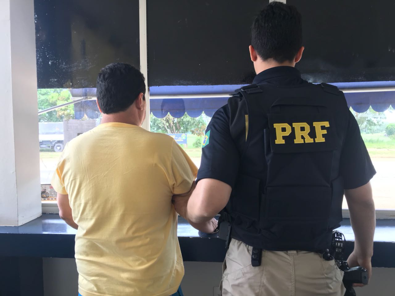 EM ARIQUEMES, PRF PRENDE ESTELIONATÁRIO FORAGIDO DA JUSTIÇA - News Rondônia