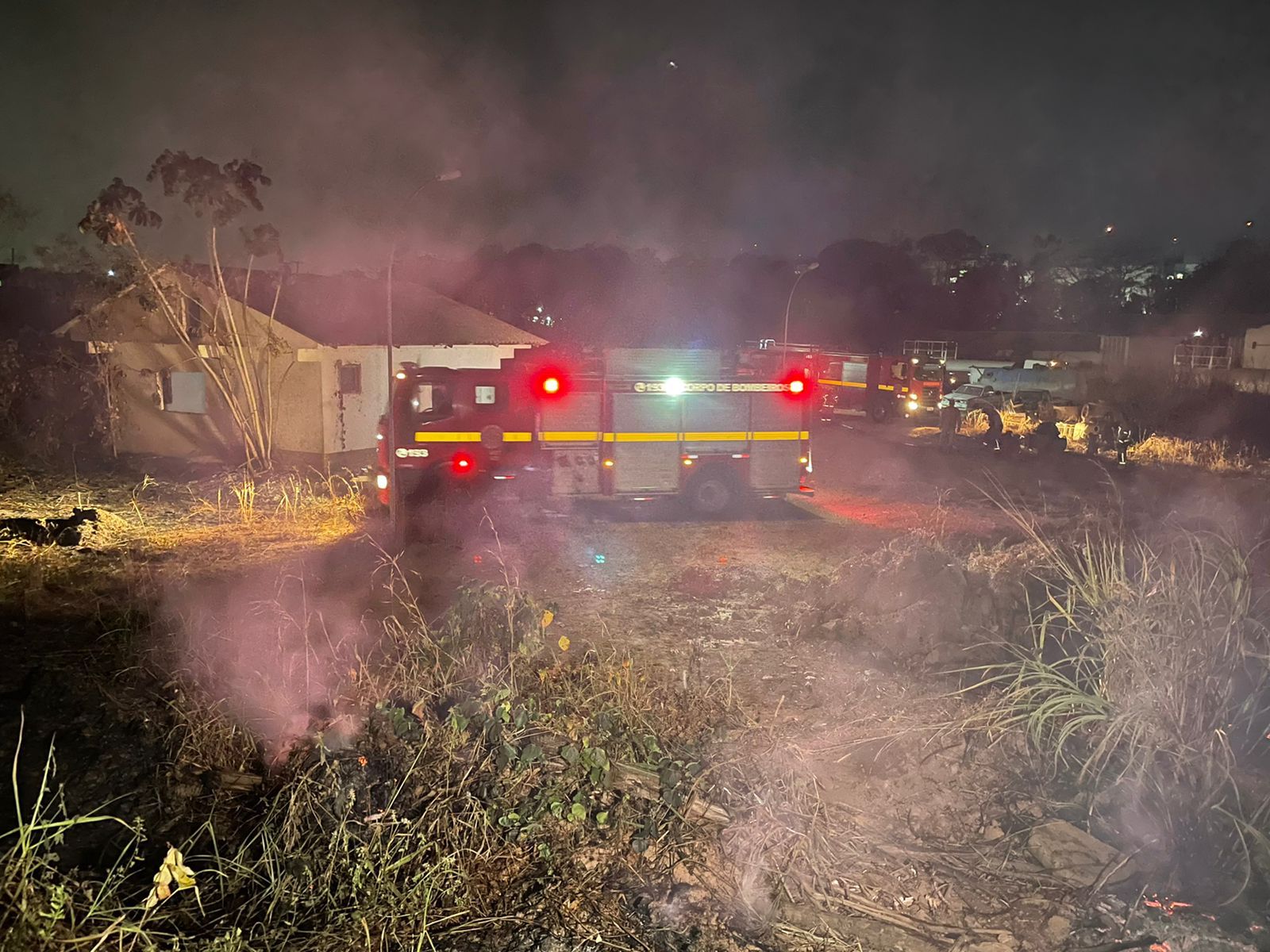 Fogo destrói vegetação próximo da Caerd e deixa funcionários e moradores da região preocupados - News Rondônia