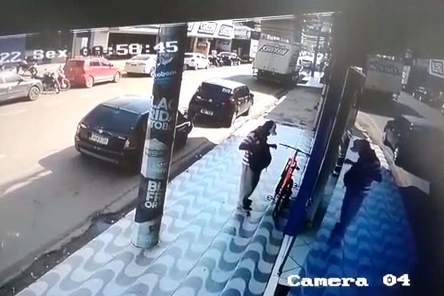 NO CENTRO - Ladrão é flagrado furtando bicicleta em frente de loja - News Rondônia