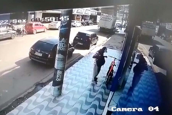 NO CENTRO - Ladrão é flagrado furtando bicicleta em frente de loja - News Rondônia