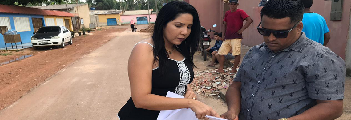 CRISTIANE LOPES FISCALIZA RUA QUE FOI ASFALTADA PELA METADE NA ZONA LESTE - News Rondônia