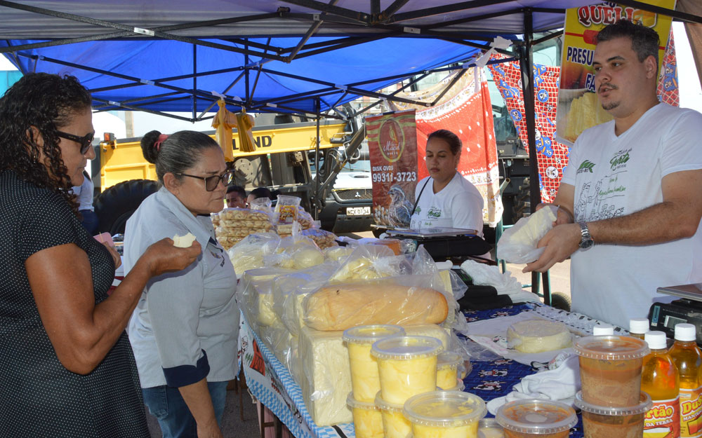 AGRICULTORES FAMILIARES EXPÕEM SEUS PRODUTOS EM FEIRA NO ESTACIONAMENTO DO PALÁCIO RIO MADEIRA, EM PORTO VELHO - News Rondônia
