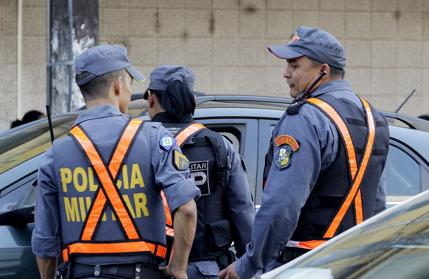 ENCONTRADOS PELA POLÍCIA, LADRÕES SE TRANCAM DENTRO DE CARRO ROUBADO E SE RECUSAM A SAIR - News Rondônia