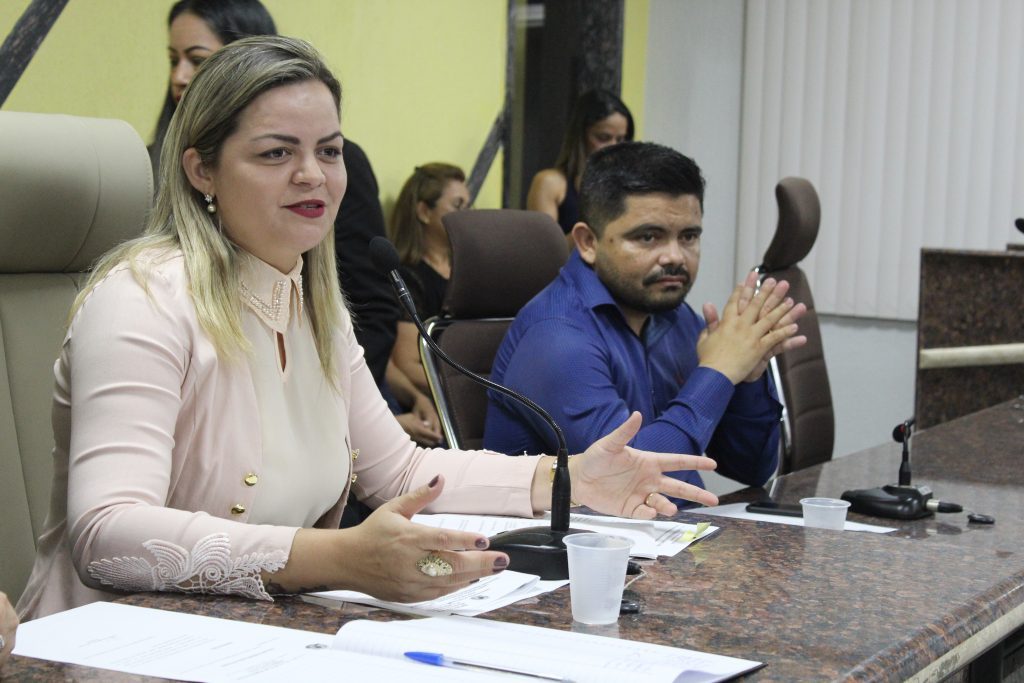 MEDALHA RUI BARBOSA - VEREADORA ADA DANTAS ENTREGA COMENDA PARA ALUNOS DESTAQUES EM ESCOLAS MUNICIPAIS - News Rondônia
