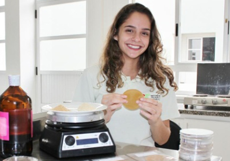 ALUNA BRASILEIRA CRIA PLÁSTICO FEITO DE MARACUJÁ E GANHA PRÊMIO - News Rondônia