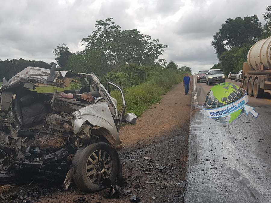 BR 364 - MOTORISTA MORRE AO BATER DE FRENTE COM CAMINHÃO DE TRANSPORTADORA - News Rondônia