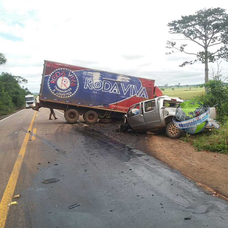 BR 364 - MOTORISTA MORRE AO BATER DE FRENTE COM CAMINHÃO DE TRANSPORTADORA - News Rondônia