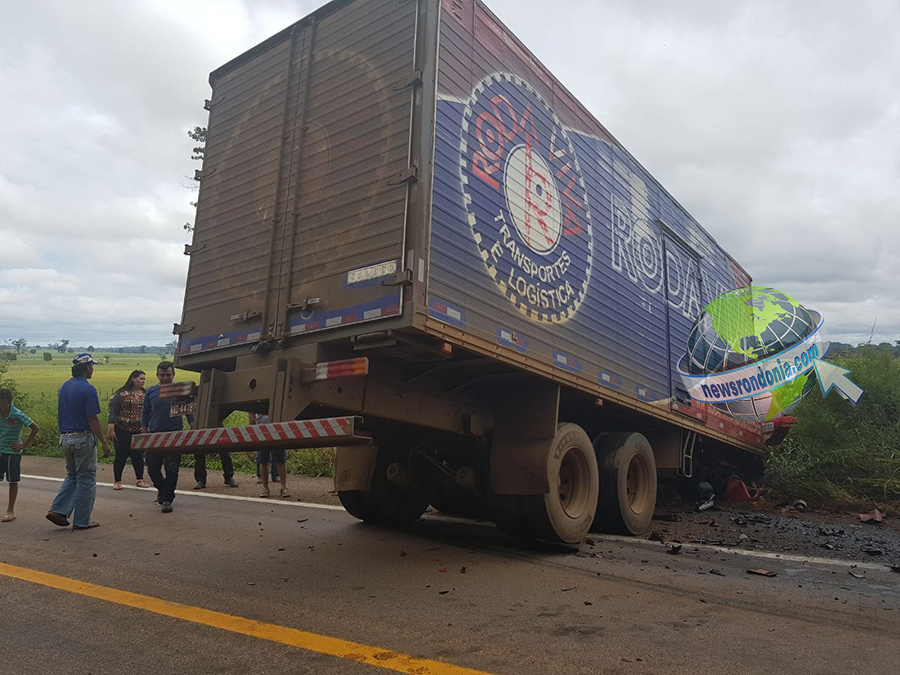 BR 364 - MOTORISTA MORRE AO BATER DE FRENTE COM CAMINHÃO DE TRANSPORTADORA - News Rondônia