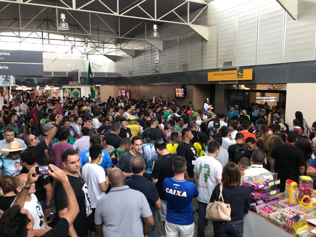 AEROPORTO ESTÁ LOTADO A ESPERA DE JAIR BOLSONARO, NA CAPITAL - News Rondônia