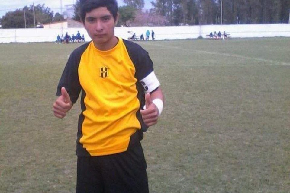 GOLEIRO DE 17 ANOS MORRE APÓS DEFENDER PÊNALTI COM O PEITO - News Rondônia